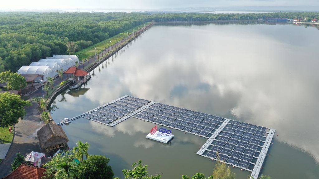 PLTS di Keramba Nelayan Dukungan PLN untuk Transisi Energi Bersih